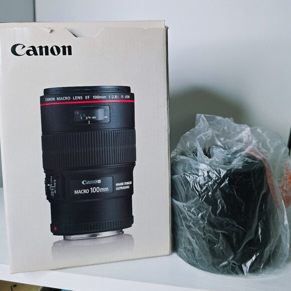 Canon EF 100mm f/2.8L Macro IS USM Lens with Lens case & Lens hood - Picture 11 of 11